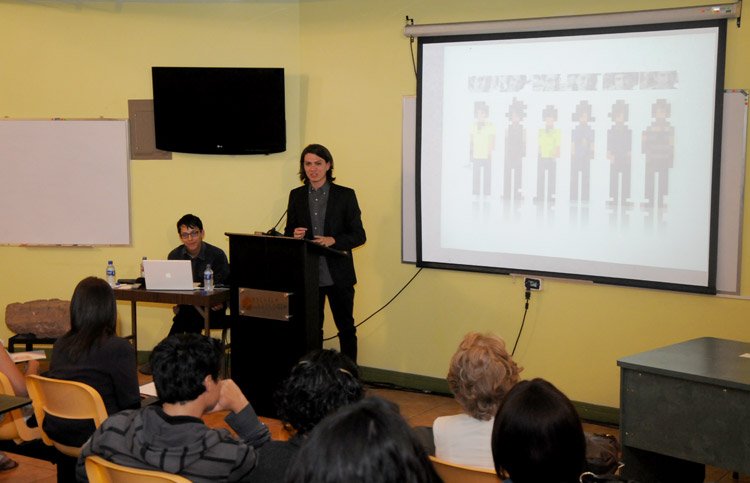 Juan Diego Espinoza y Néstor Villalobos presentando video