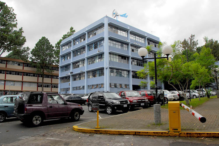 Aguja parqueo de Ciencias Económicas e Ingeniería