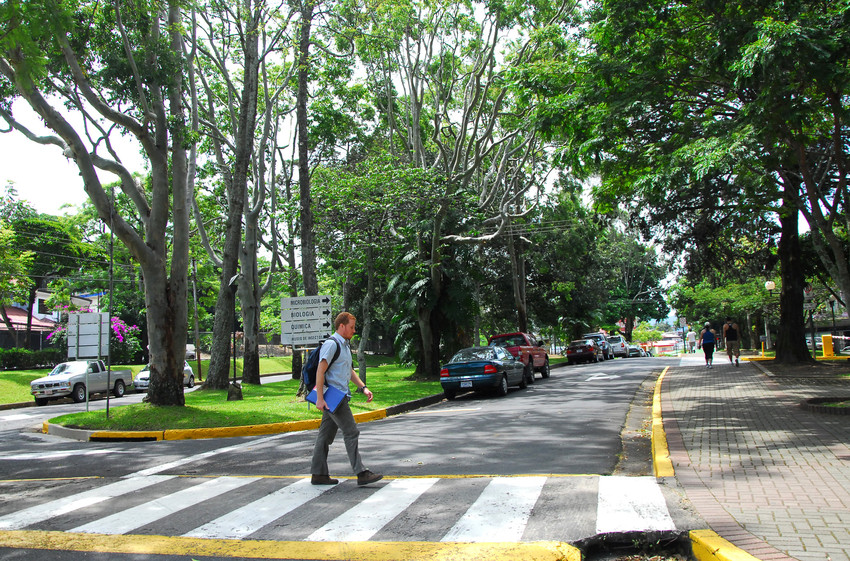 Paso peatonal en el Campus UCR