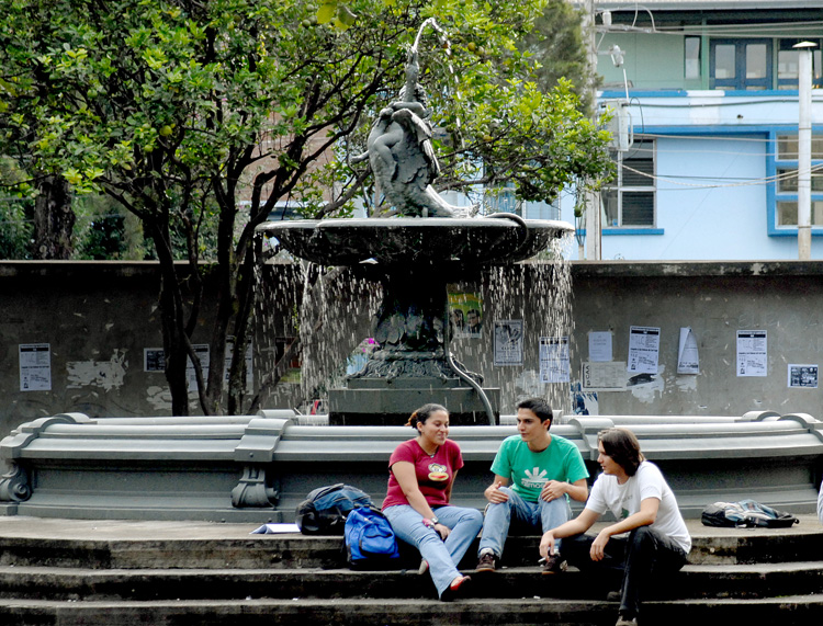 Estudiantes en la fuente