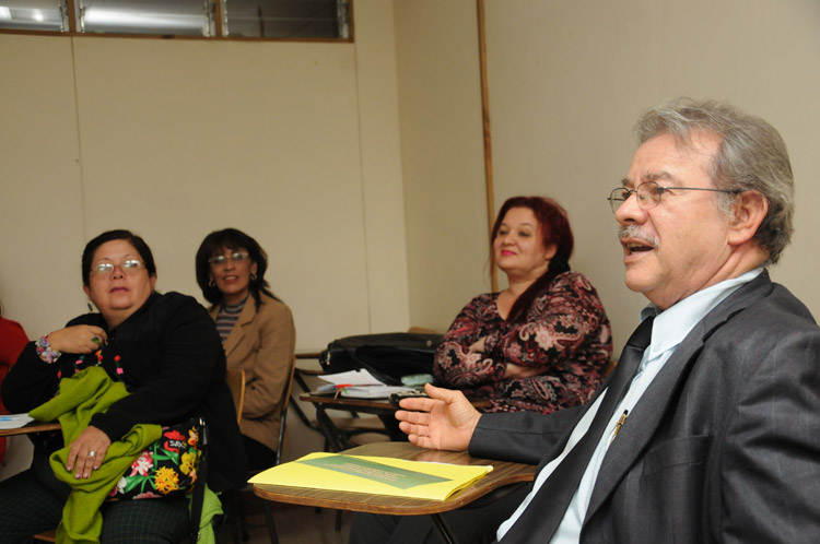 Dr. Víctor Sánchez en clase