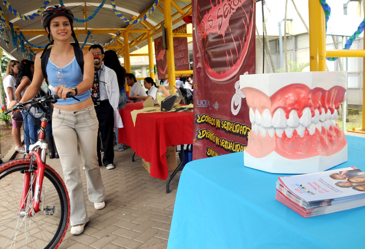 Joven ciclista en feria de la salud