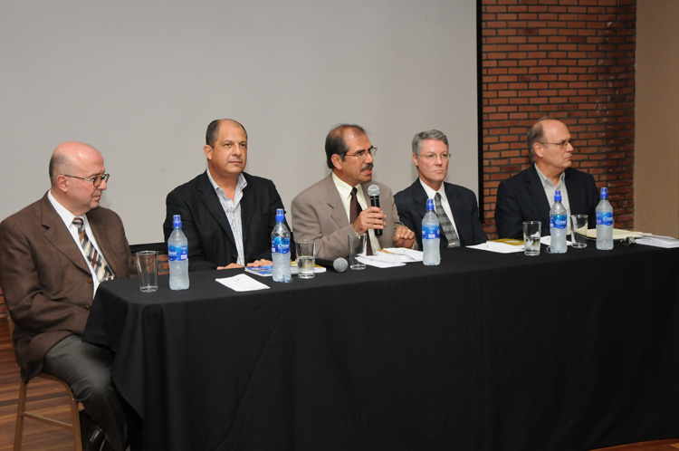 Autoridades en mesa principal