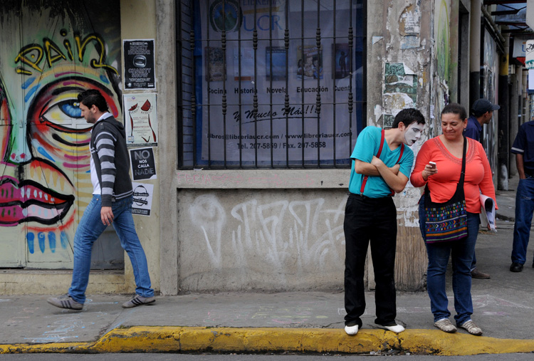 personas en la acera