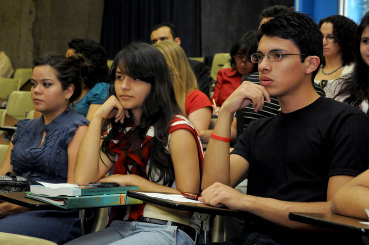 Estudiantes presenten en la Lección Inaugural