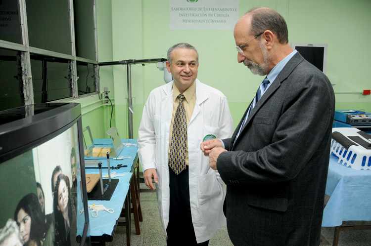 Rector en el nuevo laboratorio