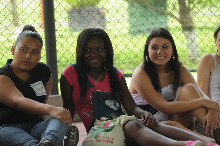 Jóvenes participan en talleres