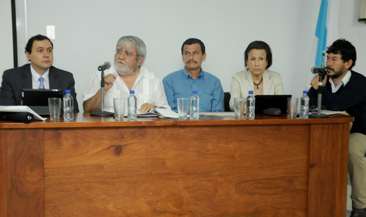 Personas participantes en la mesa redonda.