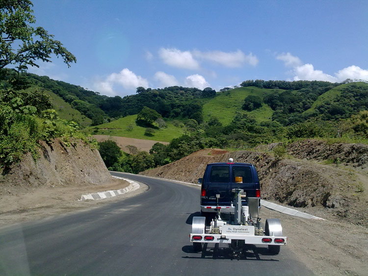 Unidad móvil del Lanamme para inspección de la red vial