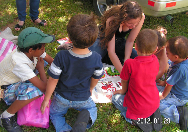 Niños en la feria ambiental