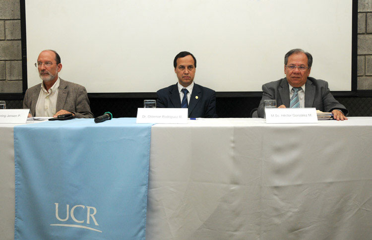 El Dr. Henning Jensen, Dr. Oldemar Rodríguez y el M.Sc. Héctor González en el debate