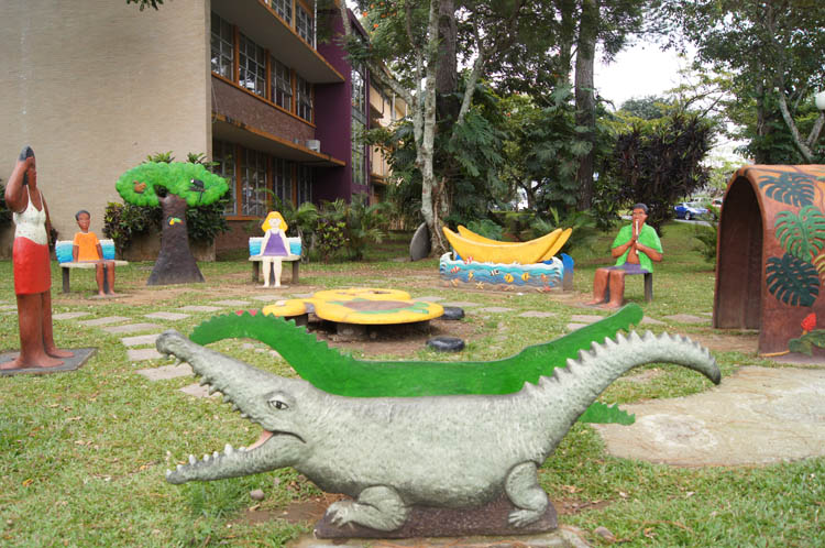 Esculturas ubicada en el jardín de Educación