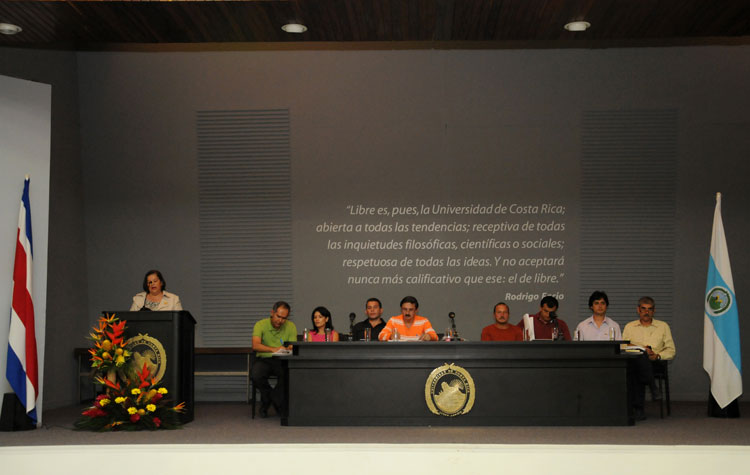 Mesa redonda en auditorio
