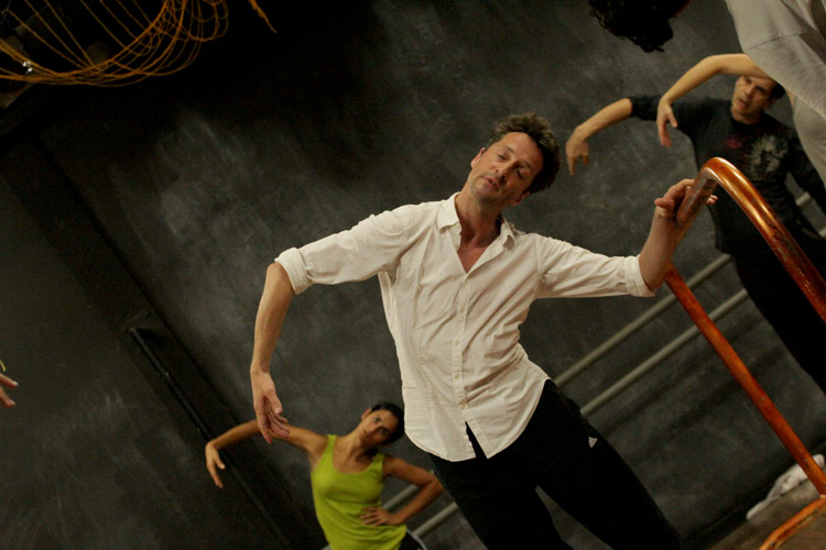 Franko Schmidt en ensayo con otros bailarines