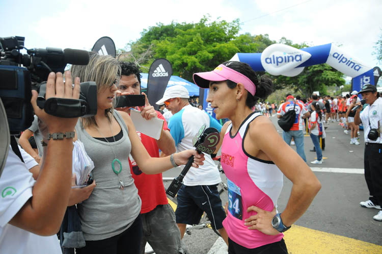 Mónica Vargas dando declaraciones a la prensa