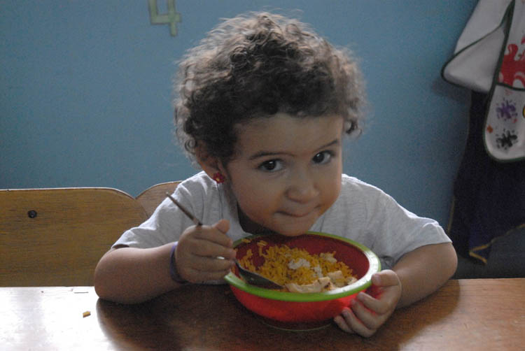 Niña almorzando