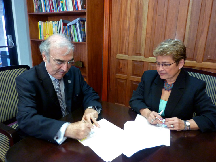 firma convenio Aravena y González
