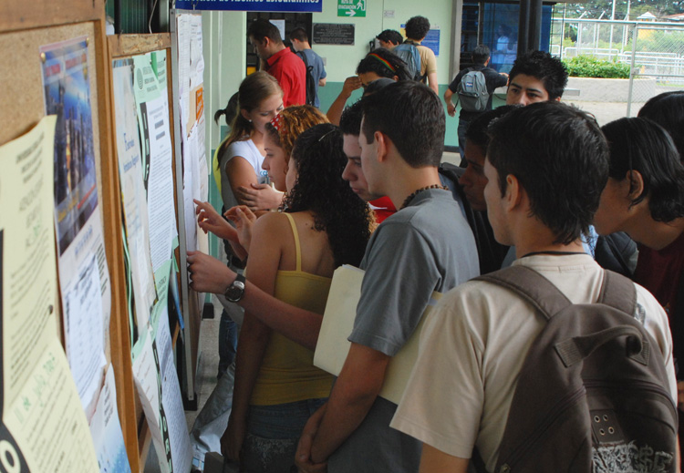 Estudiantes consultando pizarras