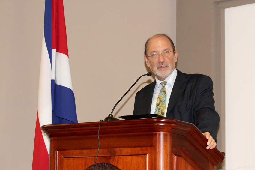 Rector saldrá de gira a Corea