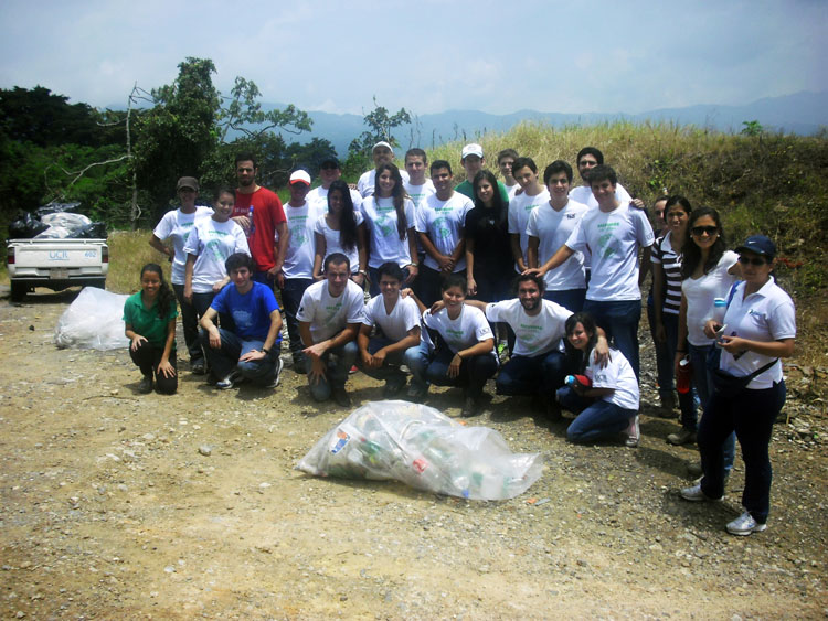 Estudiantes que participaron en la jornada de limpieza