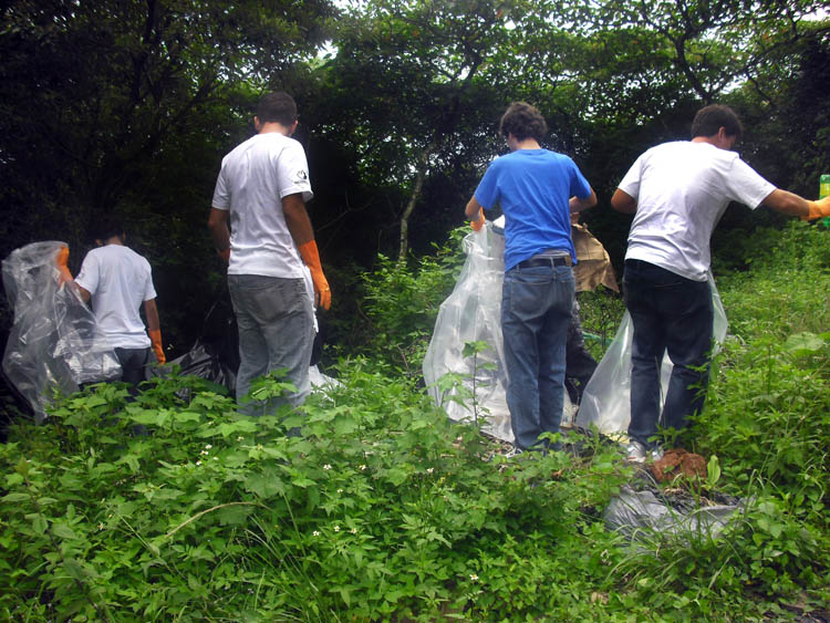 Estudiantes haciendo limpieza