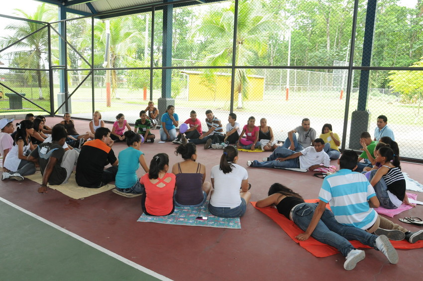 Jóvenes reunidos en gimnasio