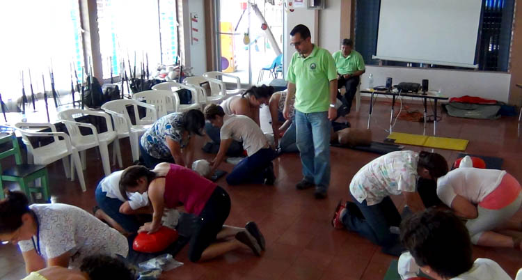 Trabajo con muñecos para dar respiración