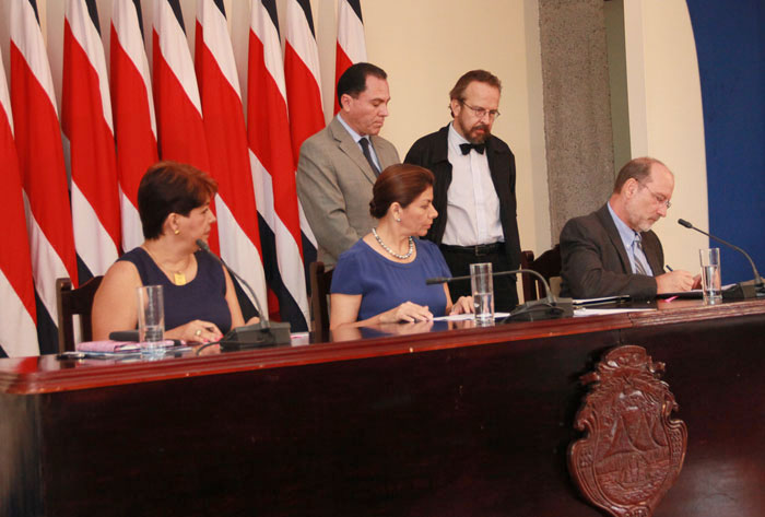 Autoridades durante firma de acuerdo