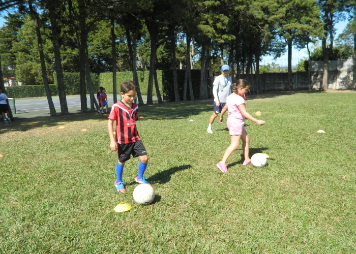 Niños jugando futbol