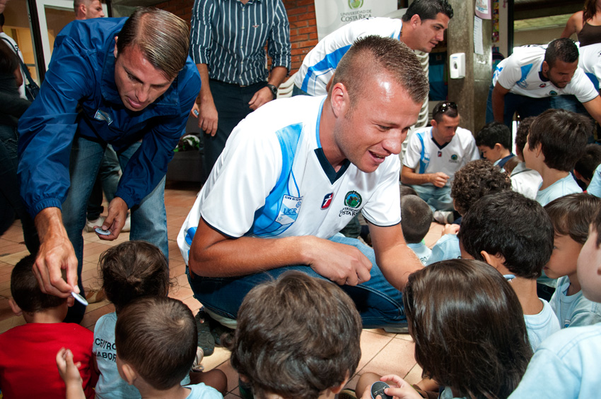 Jugadores de la UCR visitan Centro Infantil Laboratorio