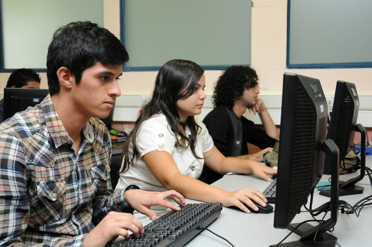 Estudiantes en las instalaciones del Citic