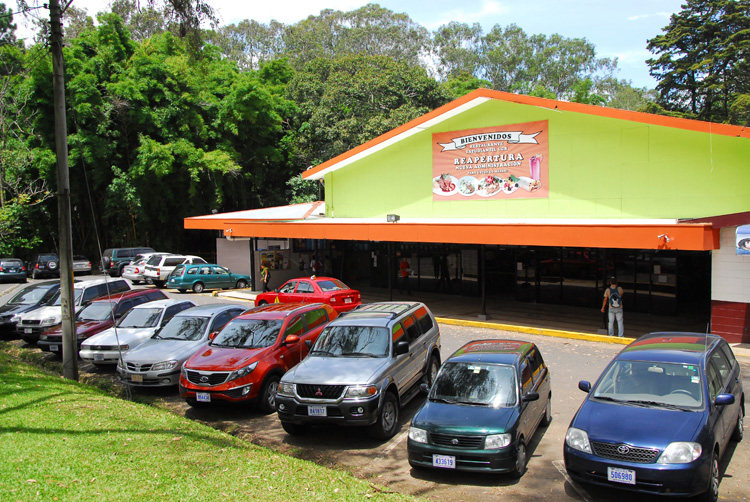 Parqueo frente al Comedor Estudiantil