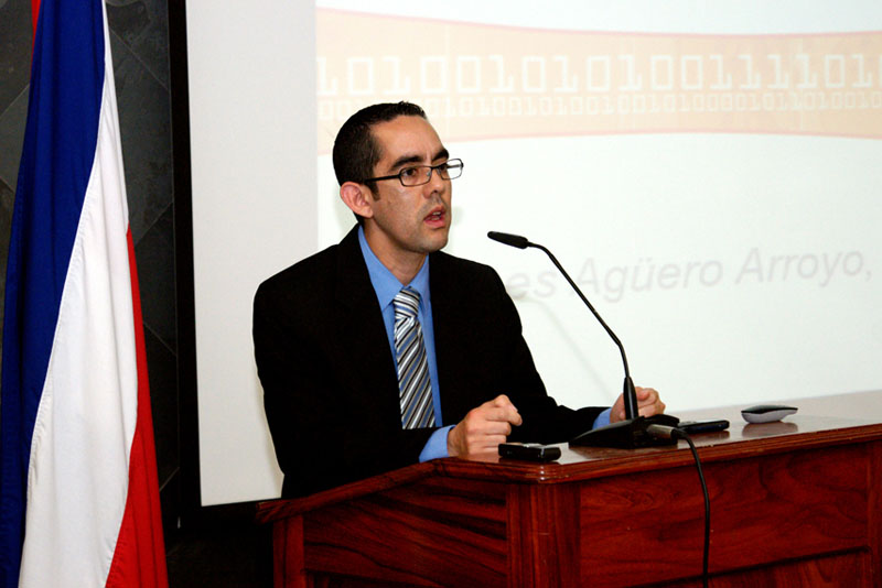 Director del C.I. habla de los 40 años de Informática en la UCR