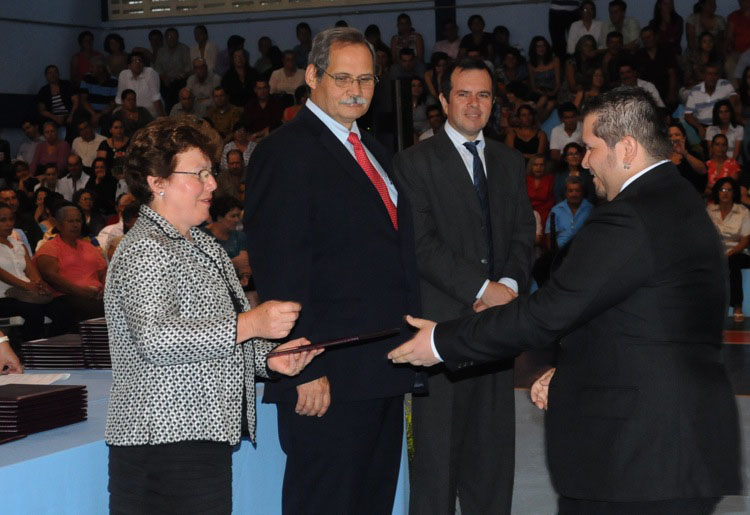 Entrega de títulos en Sede de Occidente, San Ramón 