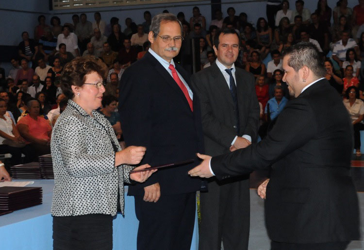 Entrega de títulos en Sede de Occidente, San Ramón 