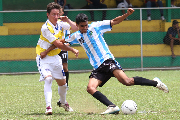 Jugadores durante partido de fútbol