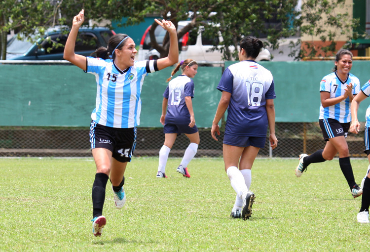 Jugadores durante partido de fútbol