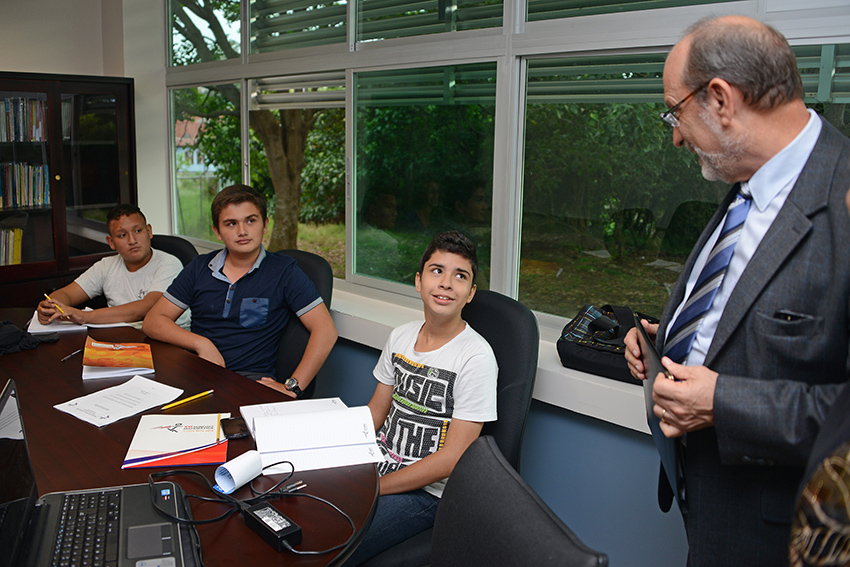 Rector y estudiantes de Olimpiadas de Matemática