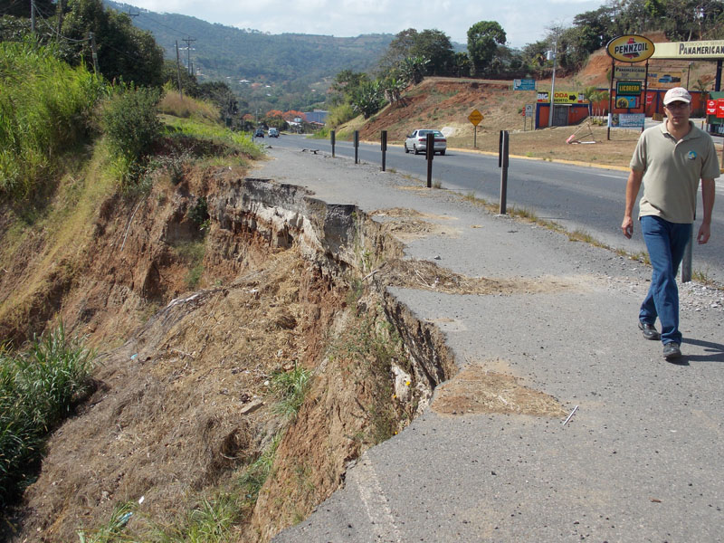 Deslizamiento entre Palmares y Naranjo