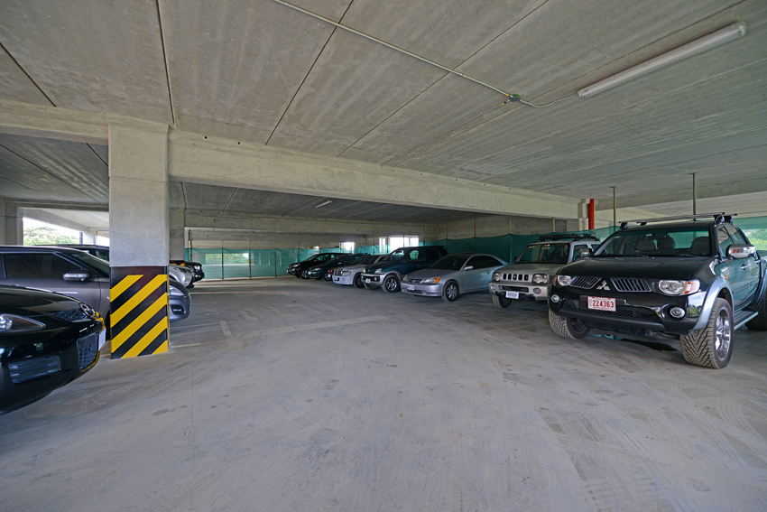 Interior edificio de parqueos