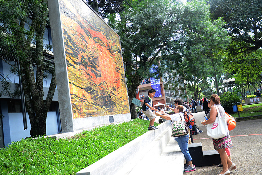 Público frente al mural