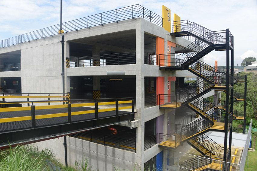 Edificio parqueos Ciencias Sociales