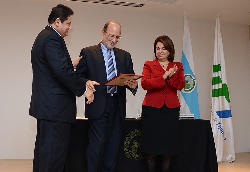 Entrega de certificado al Cicap