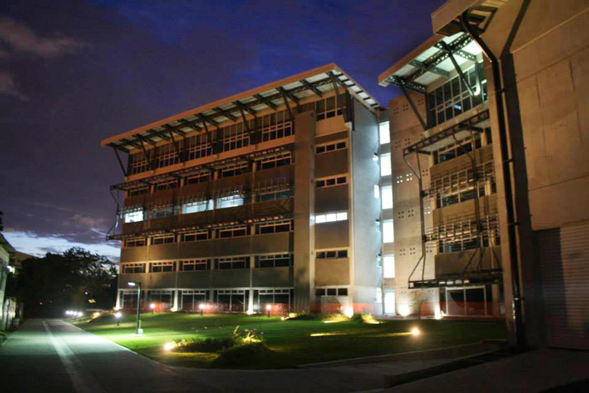 Edificio con iluminación nocturna