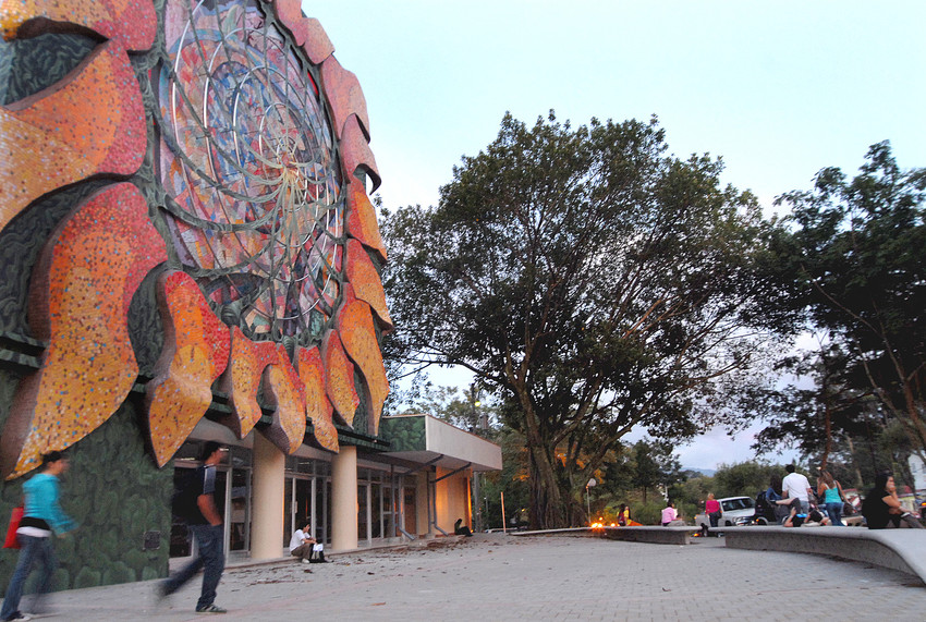 Mural girasol frente al pretil