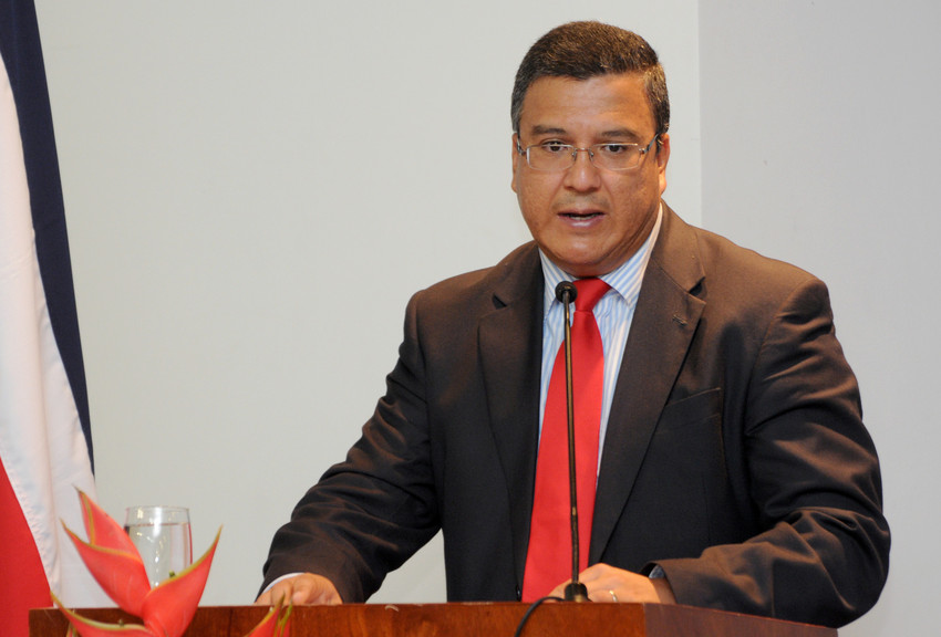 Dr. Carlos Araya