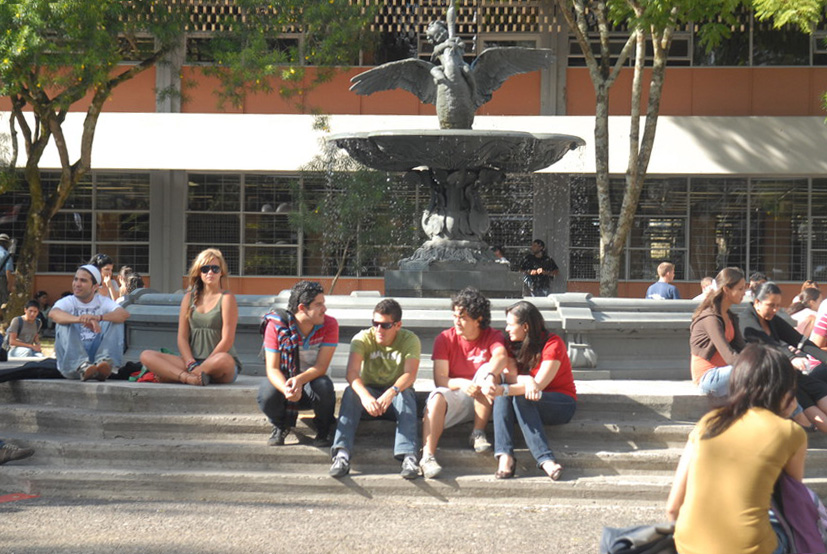 Estudiantes frente a fuente