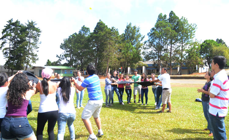 Estudiantes de sexto grado nutren el jardín de carretillas, mientras  cultivan conexiones comunitarias. - Comunidades Saludables - ANR Blogs