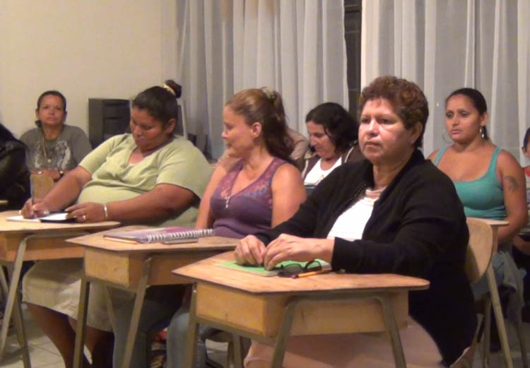 Grupo de mujeres en cursos de alfabetización