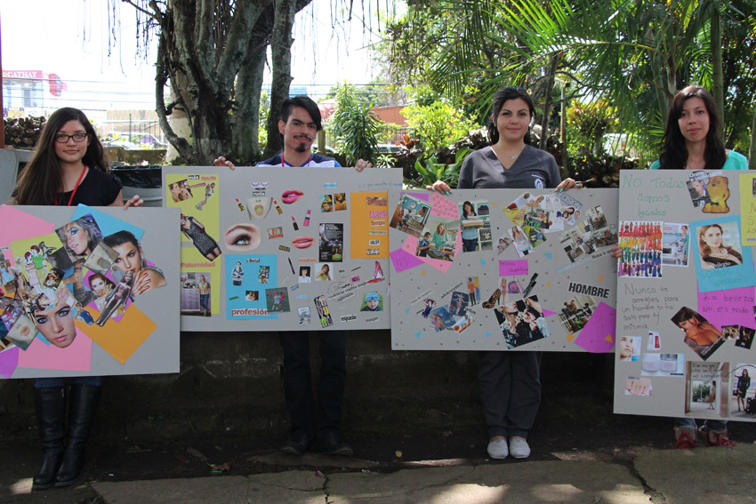 Estudiantes con carteles